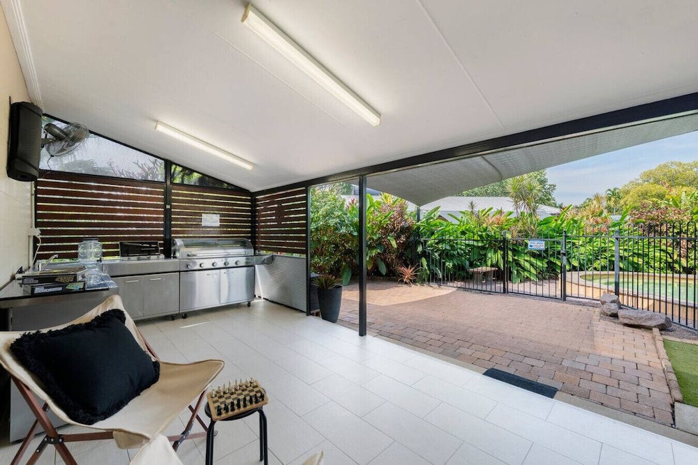 Nature s Nest Pool SPA Outdoor Kitchen Dining
