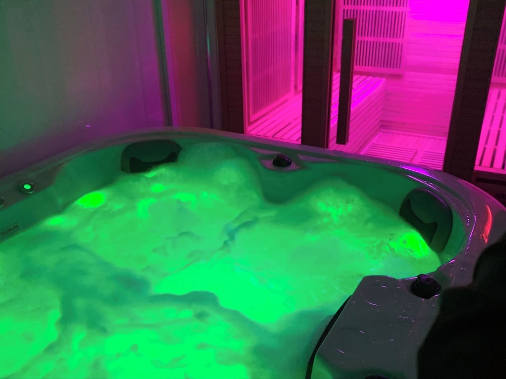 Relaxing Getaway With Hot Tub & Sauna Sleeps 6