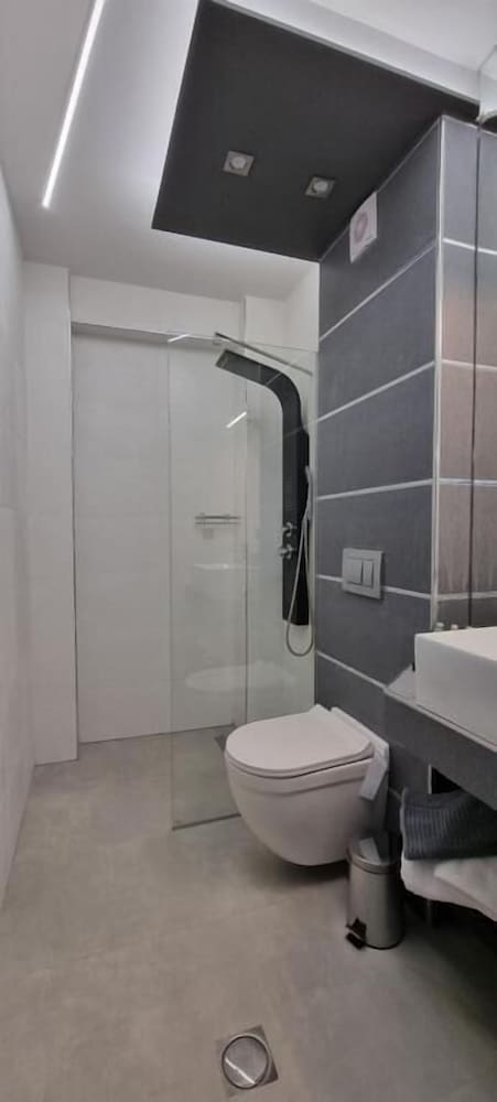 LUXSUITES