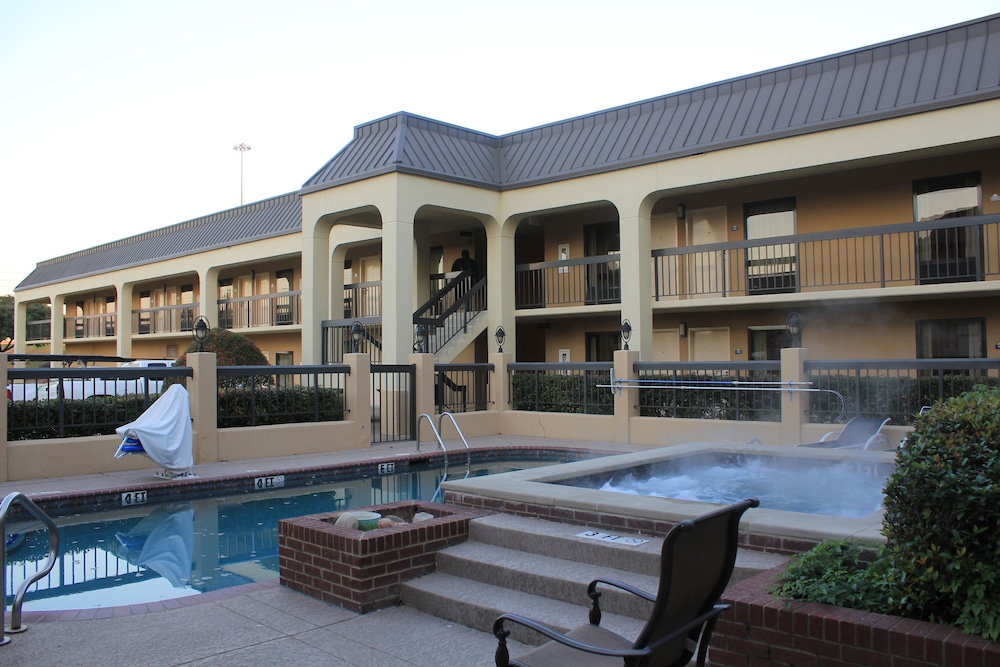Longview Vacations - Days Inn by Wyndham Longview South - Property Image 3