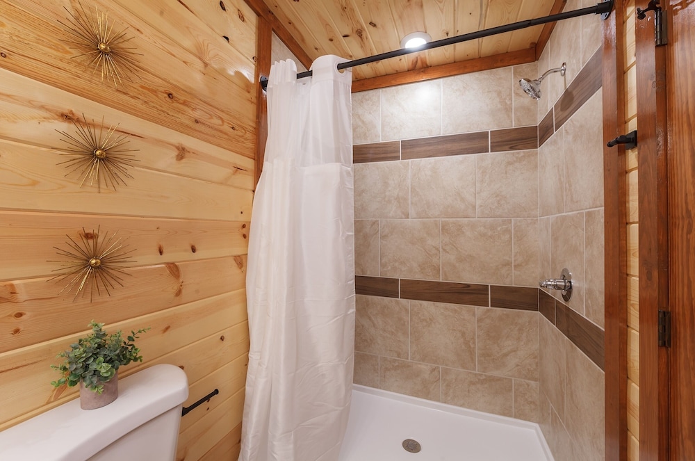 Black Bear Splash 6 Bedroom Cabin by RedAwning view 2