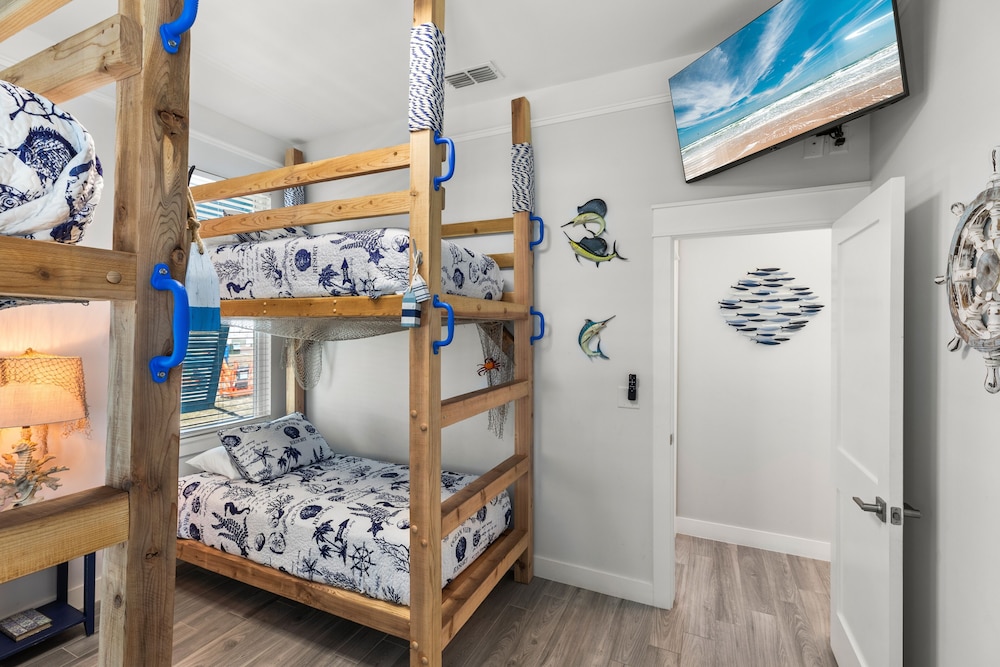 Sea Pointer Inn - Private Beach House With Pool 3 Bedroom Home by RedAwning view 5