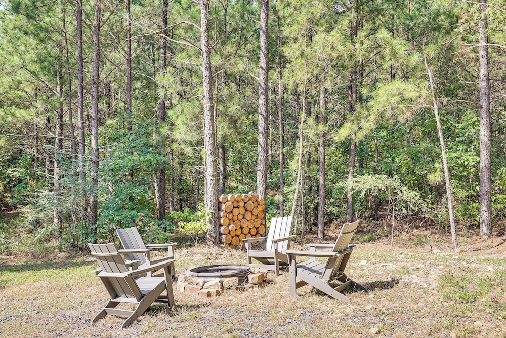 Private Hot Tub: Home 13 Mi to Broken Bow Lake