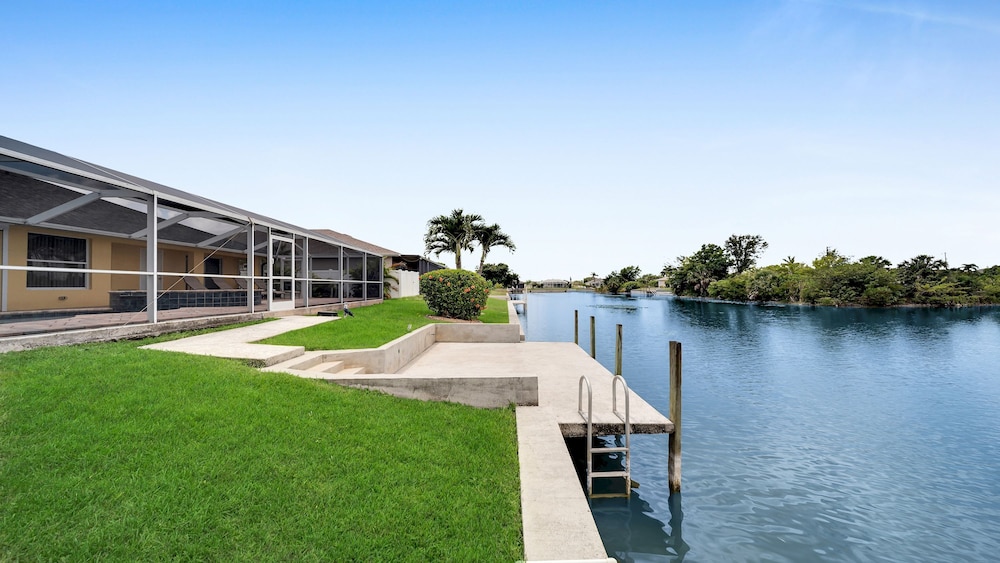 Casa de La Vista Pool Spa With Lakefront View