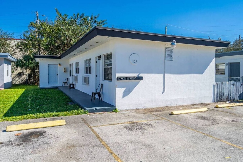 Beachside 1BR Nook Near Airport Free Parking