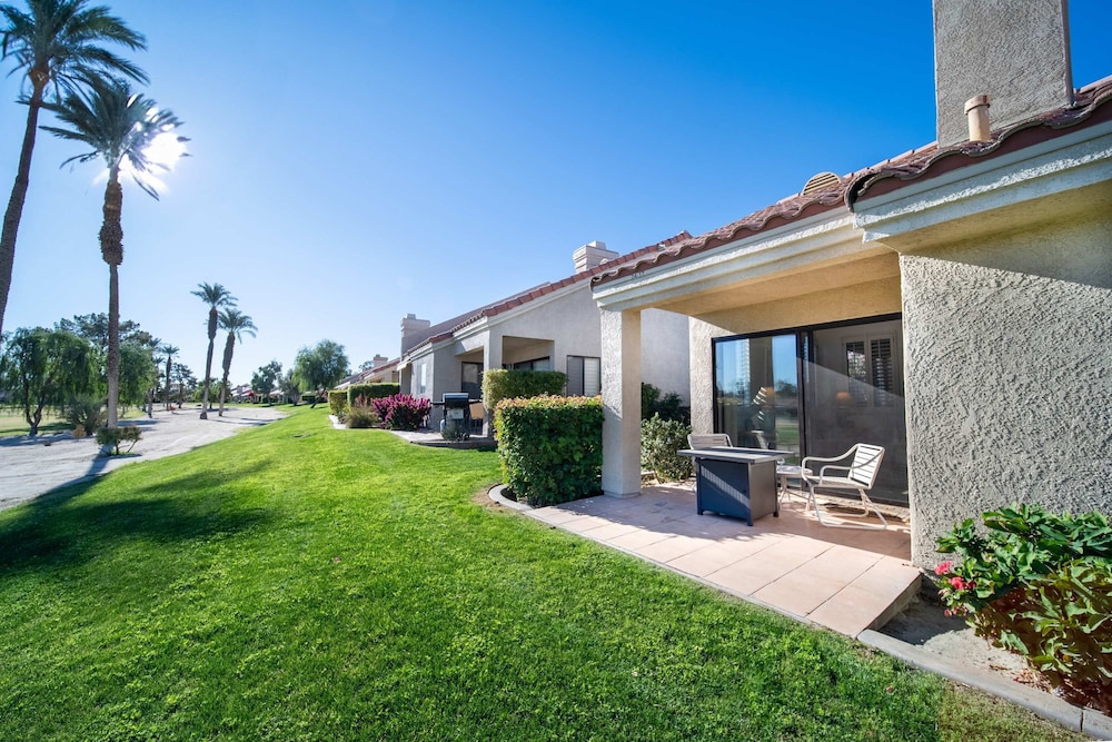 Charming Condo With Golf Course View