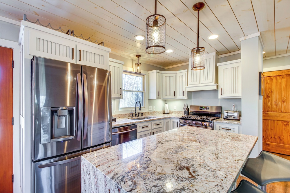 Hot Tub & Movie Room: Updated Cabin in Ellijay!