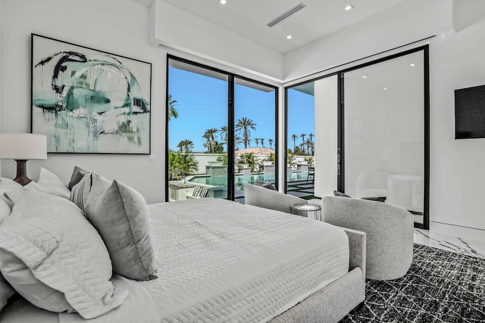 Sleeps 31 2 Luxury Villas w/ Pool + Spa, Putting Green Bravo by Avantstay