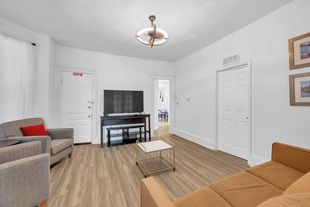Spacious 3BR Detroit Apt Sleeps 7 + Wifi