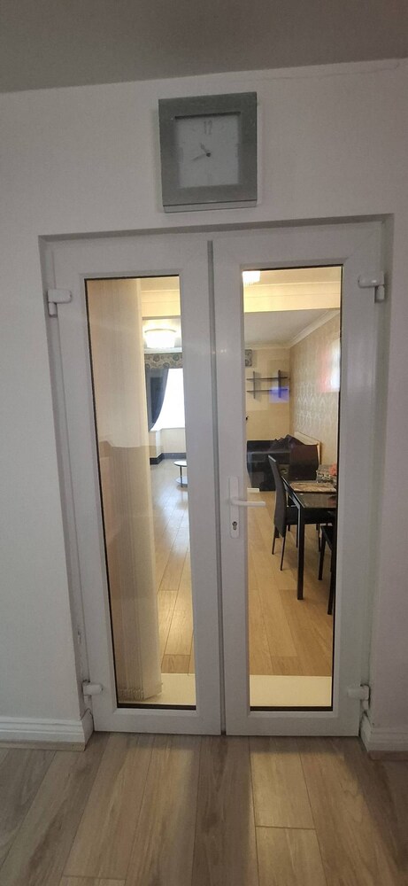 Spacious 3 Bed 2 Baths Free Wifi Central Location