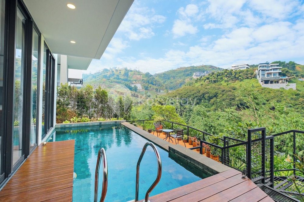 Aura Villa by Kozystay - Bandung