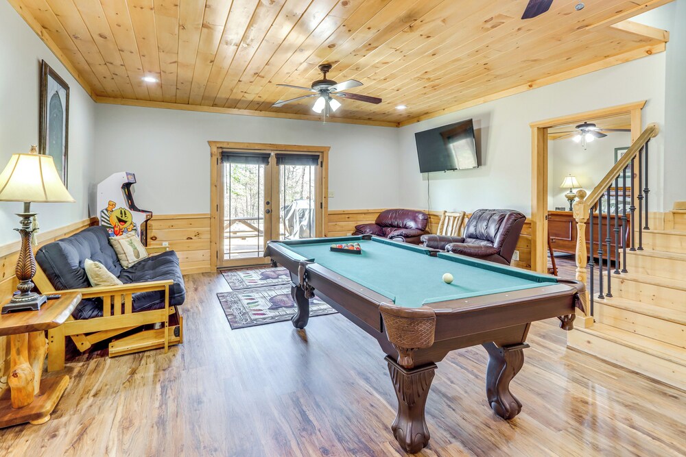 Blue Ridge Orchard Overlook' Cabin w/ Hot Tub