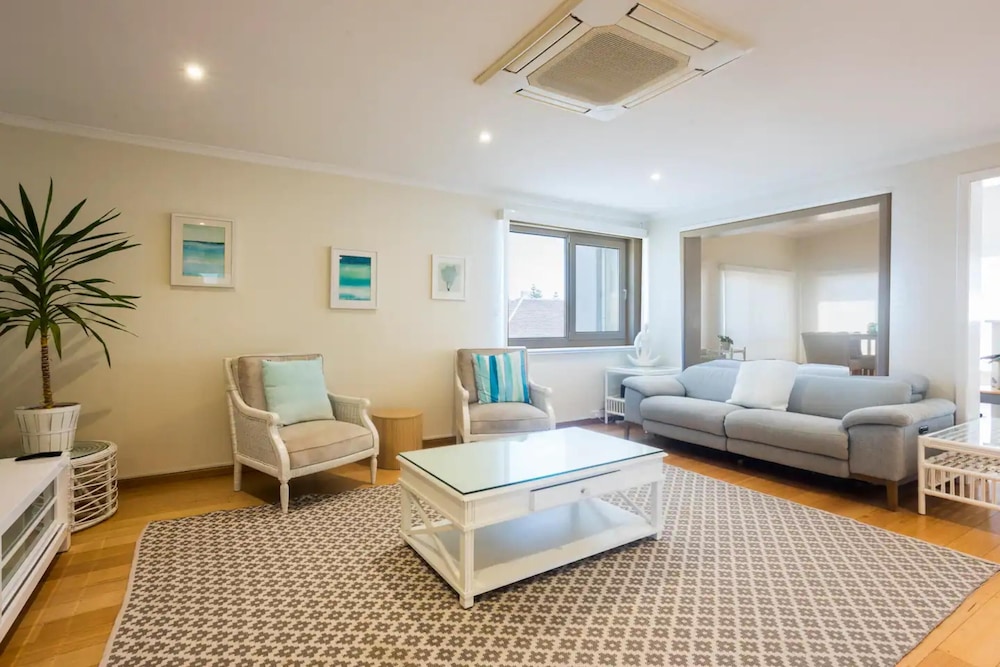 Beautiful 3BR Beachside Apt in Cottesloe!