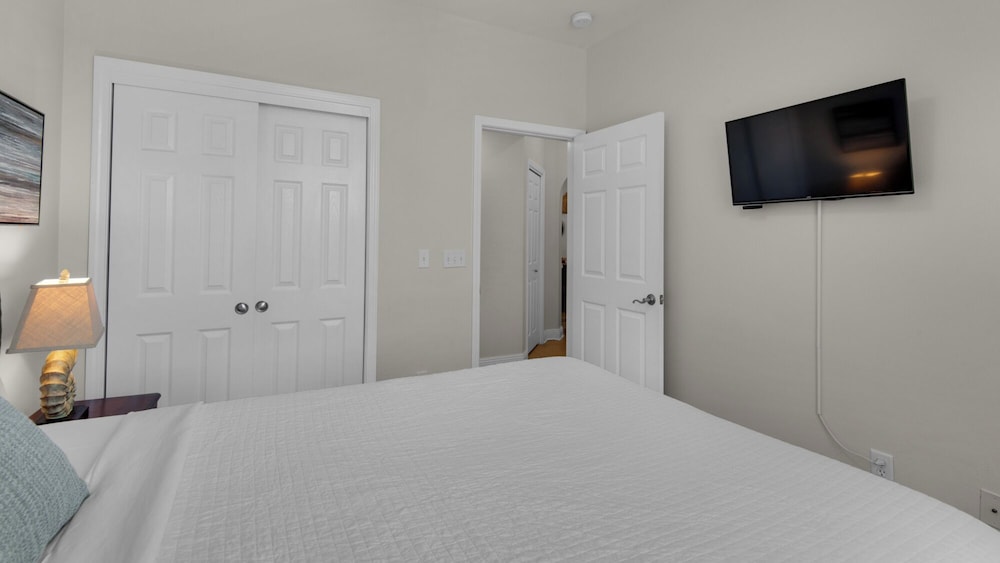 3br/2ba, Sleeps 6, BBQ Grill, Pool, Beach Access + Free Attraction Tickets!