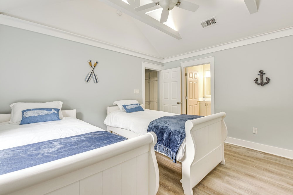Walk to Choctawhatchee Bay: Santa Rosa Beach Home!