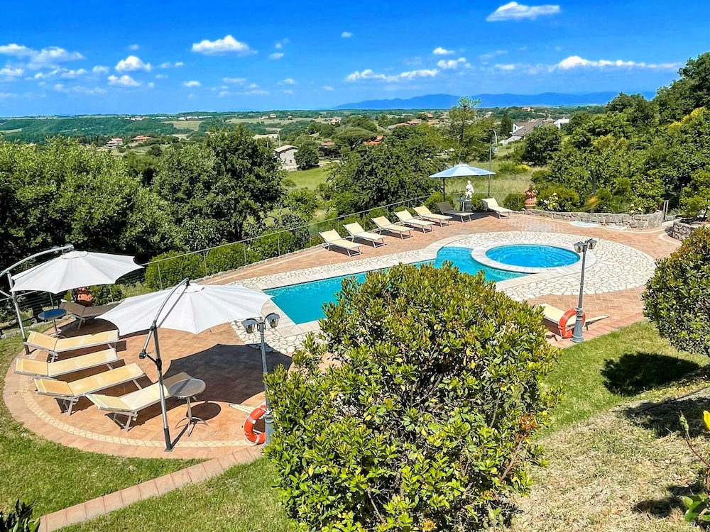 Charming Villa in Umbria - Sleeps 16 - Lake View - Pool, Jacuzzi and Events Room
