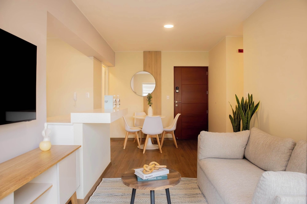 w Enchanting 2BR w Balcony Near Kennedy Park