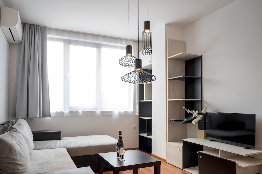 Sunny 1bdr Apartment Near Center