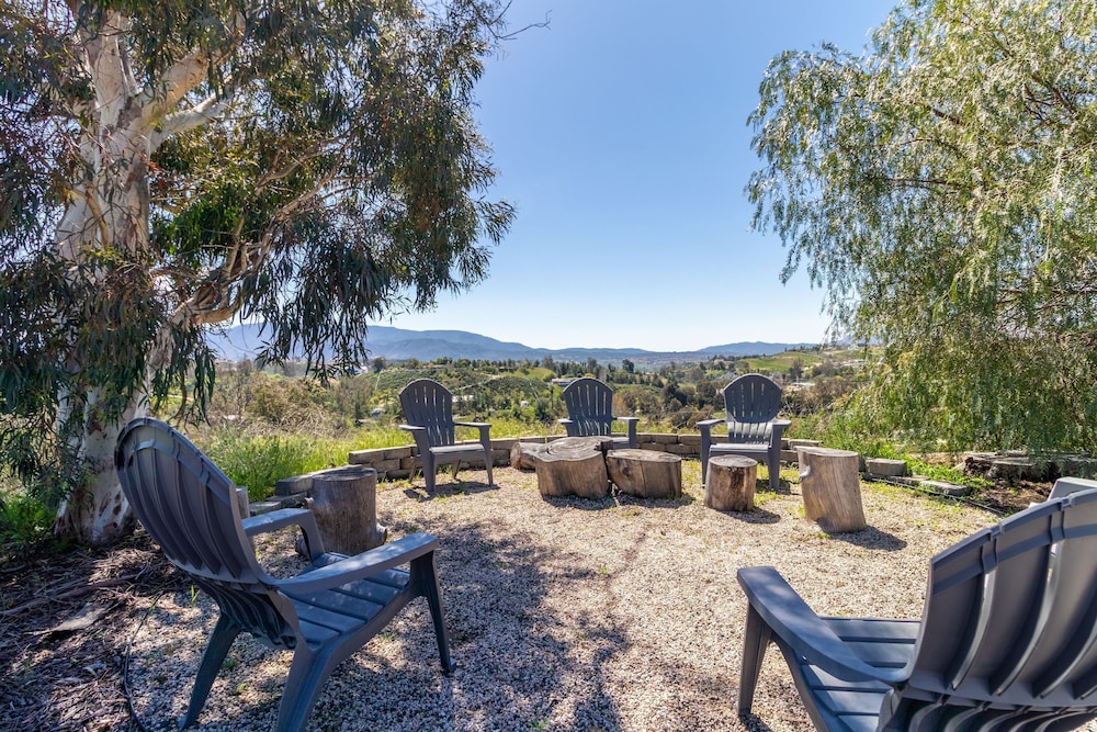 Chateau Syrah by Avantstay Picturesque Estate w Pool Hot Tub Pool Table Table Tennis New Pickleball Court Basketball Hoop