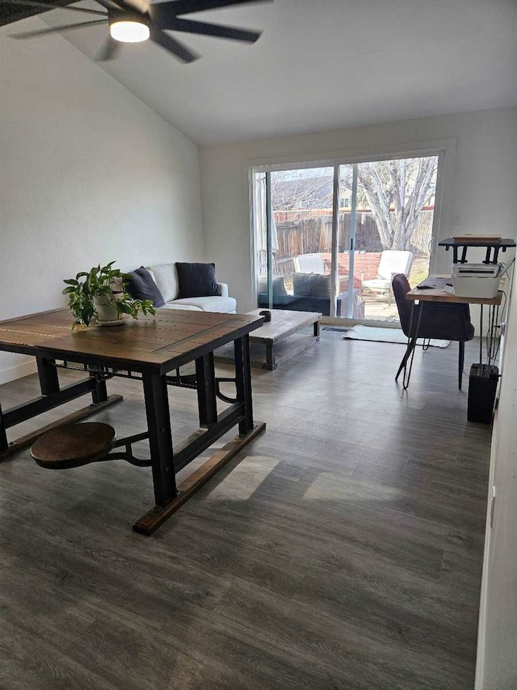 Cozy Family Haven in Sparks - Pet Friendly - Fenced Yard