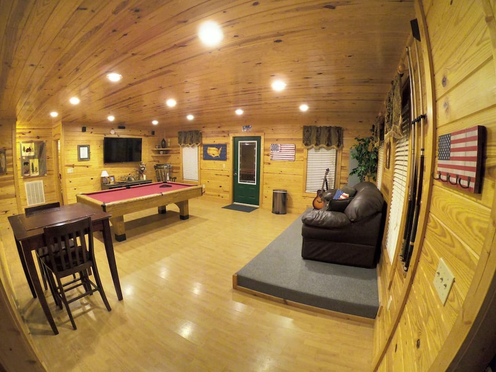 Beautiful Cabin w hot tub Sauna Pool Table