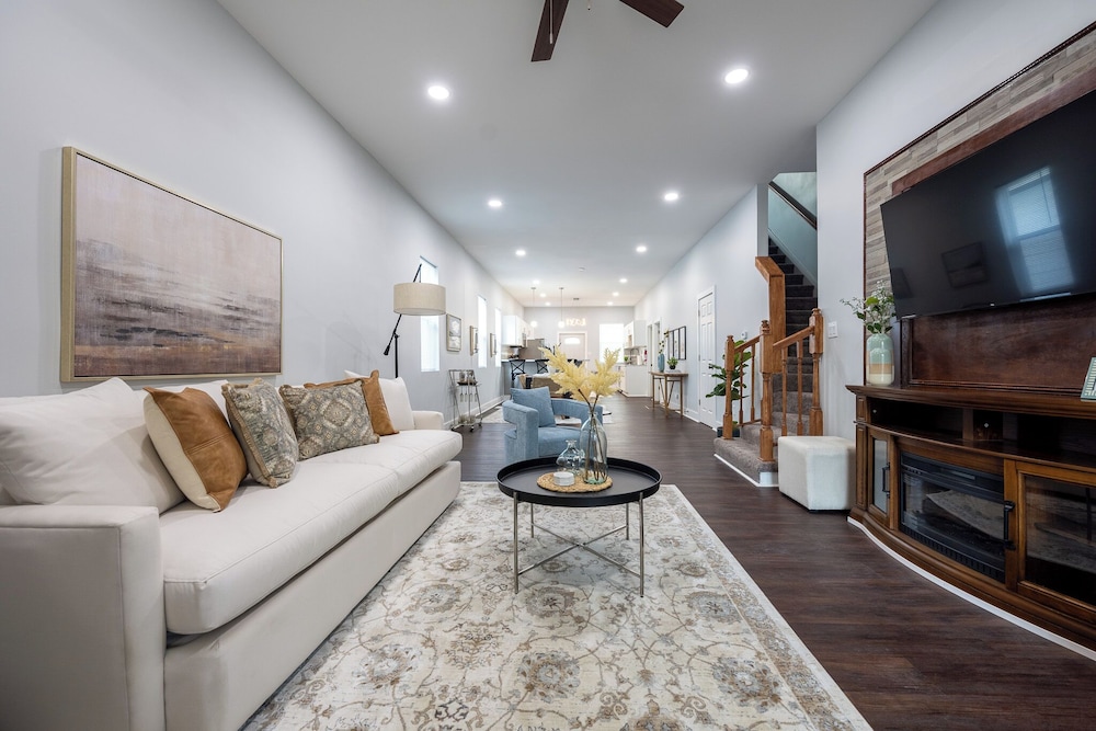 Spacious 5-Bedroom Blue Bungalow