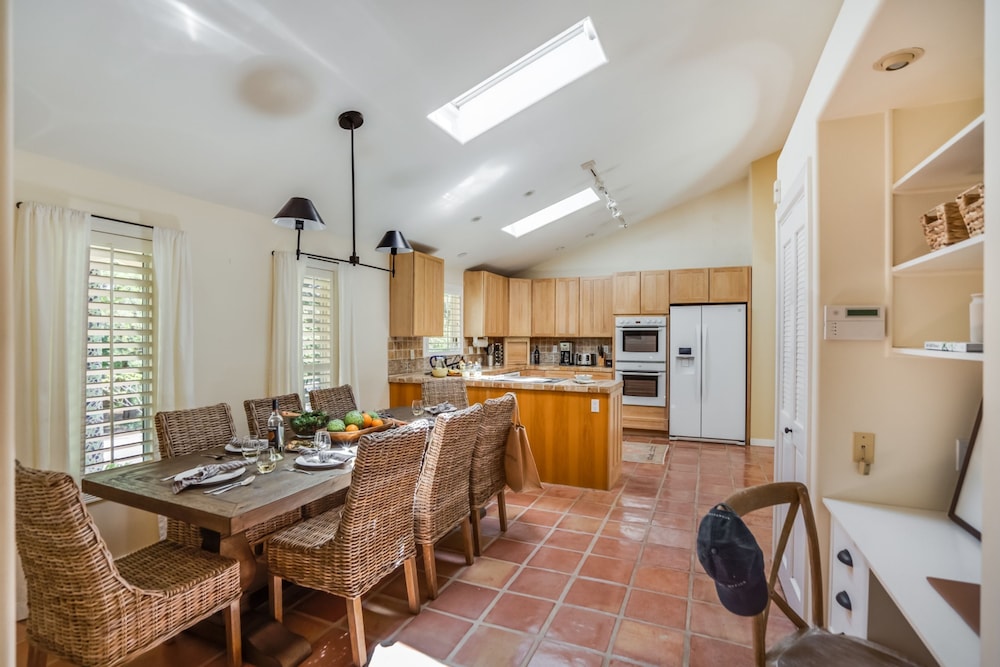 Le n by Avantstay Private Breathtaking Character Cottage w Pool Hot Tub