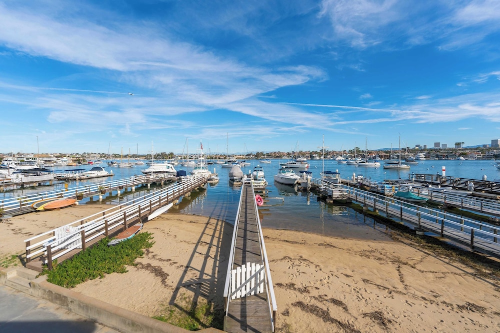Waterfront Newport Condos w. Dock Access, Walk to Balboa Fun Zone and Beach