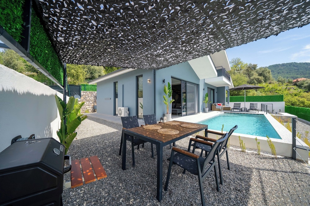 Villa Oxy & Seaview & Private Pool & Indoor Heated Pool