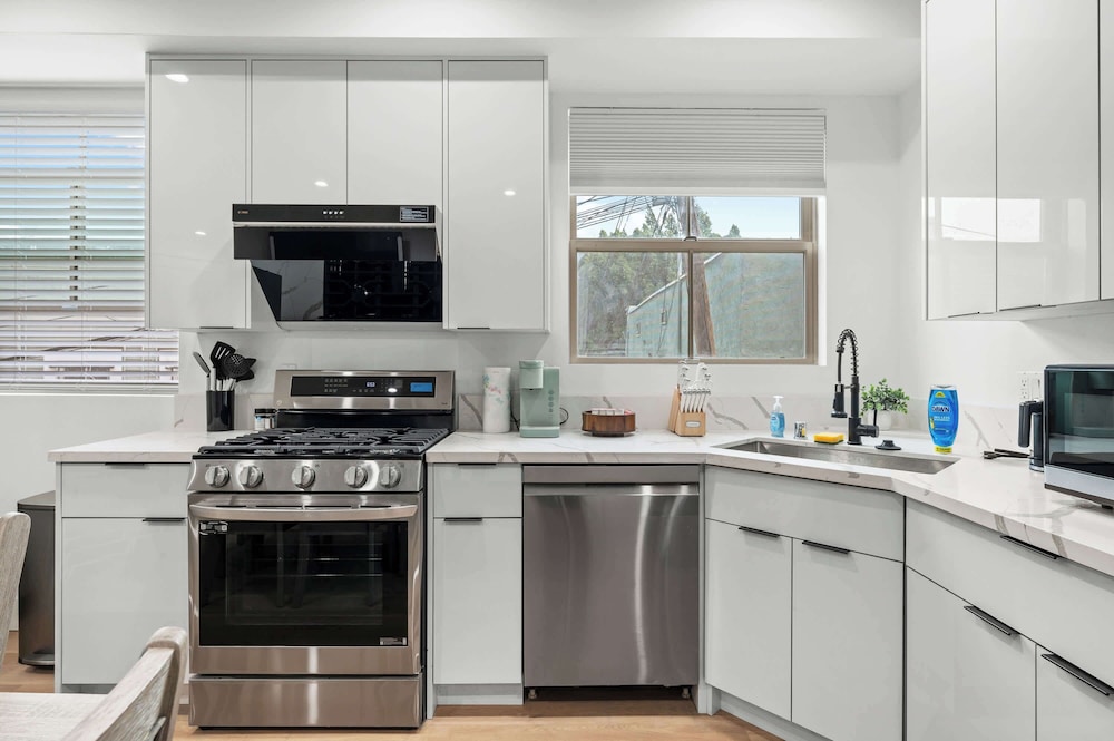 Not Affected by the Fire/modern Spacious Home With Parking & Fully Equipped Kitchen #3