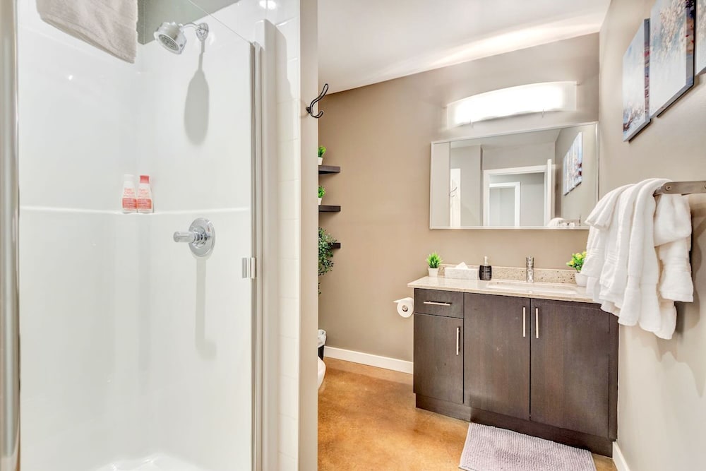 Downtown Condo w Incredible Views and BBQ - Image 4