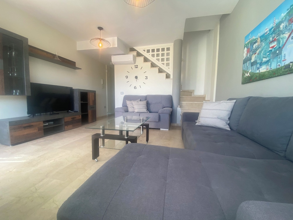 New Renovated Family Home Above Swimming Pool!