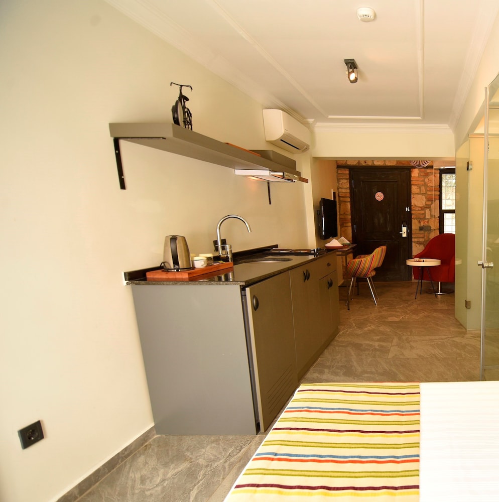 Chic Studio Flat with Patio SARDUNYA