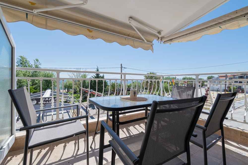 Tommy Seafront No 5 by Rentalspro - Nea Flogita