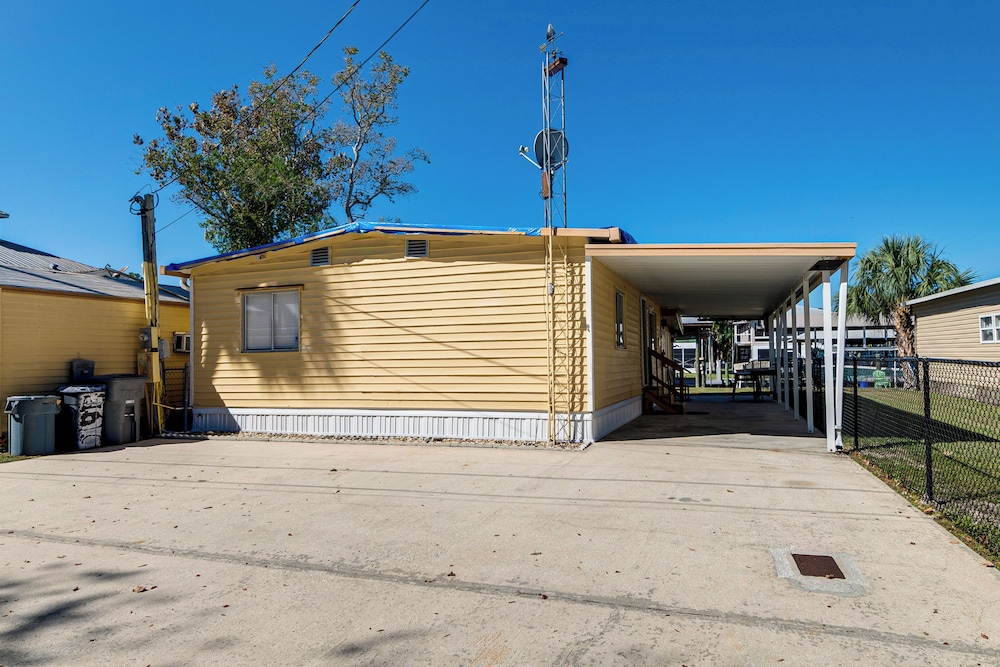 2 Mi to Beach! Canal-front Escape in Crystal River