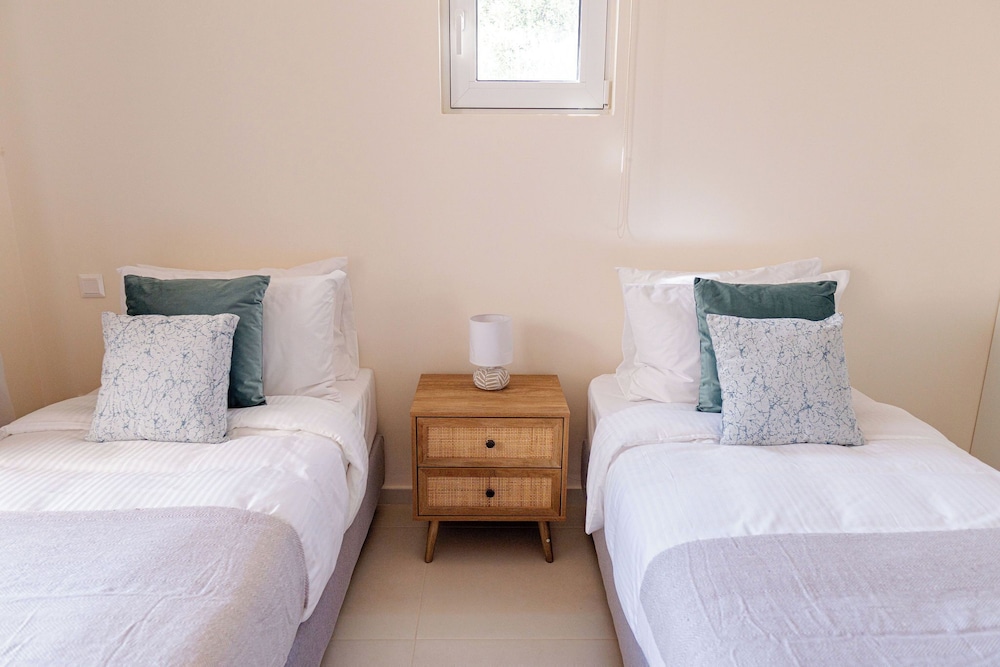 Phaedrus Living: Seaside Thalassa Cretan 101