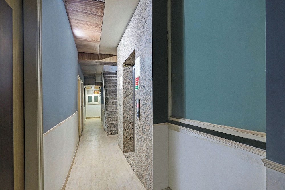Fabhotel Crown Inn I