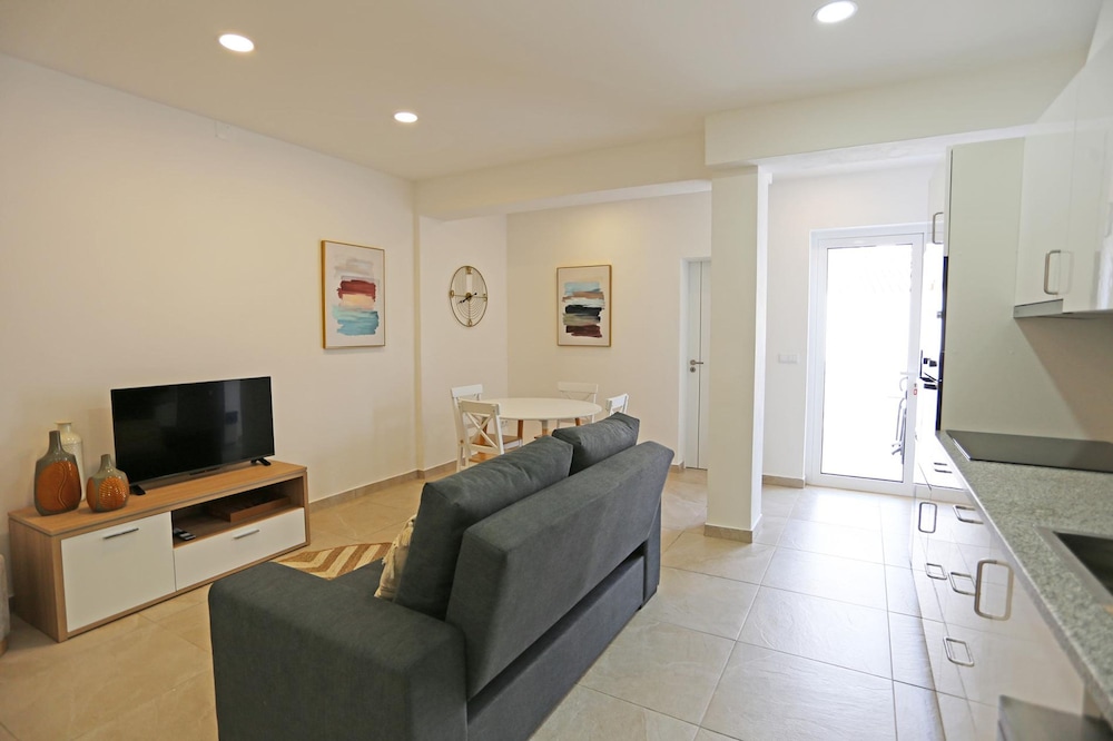 B88 - Mendon a Street Apartment