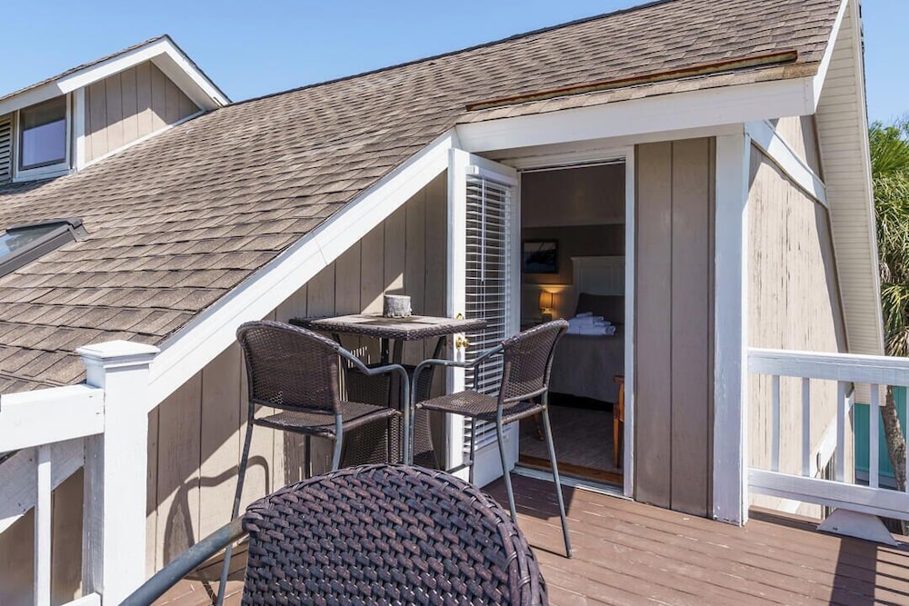 Charming 3-bed, 2-bath Home With Wonderful Views of the Golf Course