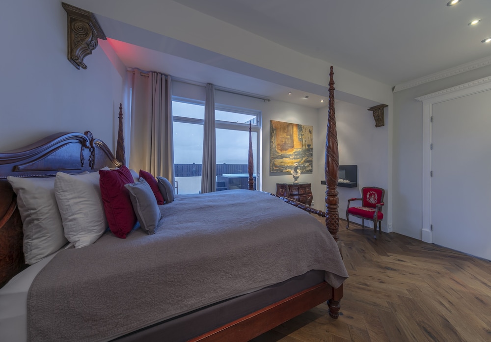 ICELAND SJF Villa , Hot tub & Outdoor Sauna Amazing Mountains View - 15 min to downtown