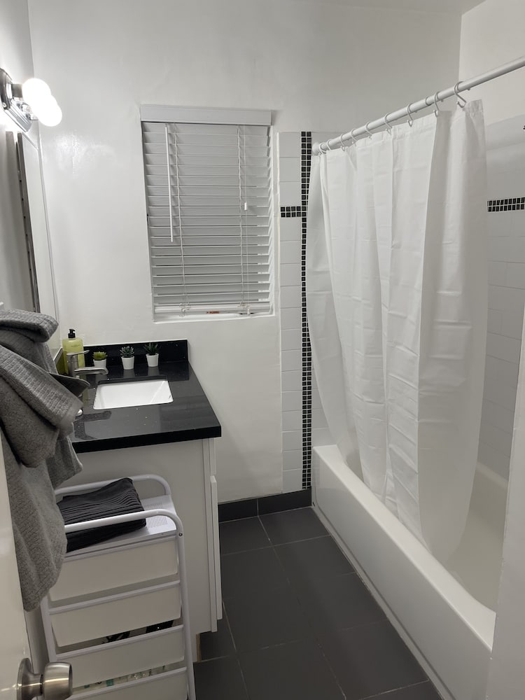 Hollywood Business Suites