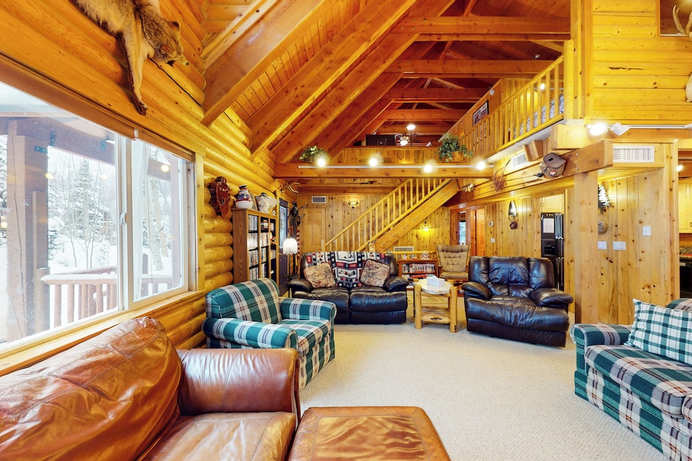 Quiet 2BR Fireplace Balcony W & D