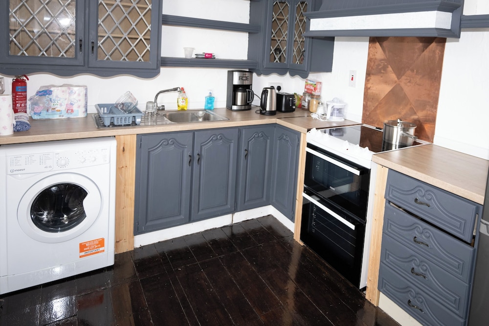 Quirky Apt - Sleeps 6 - Coastal Area - Parking