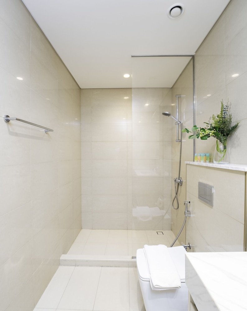 Sleek 1BR in Burj Royale with Canal View