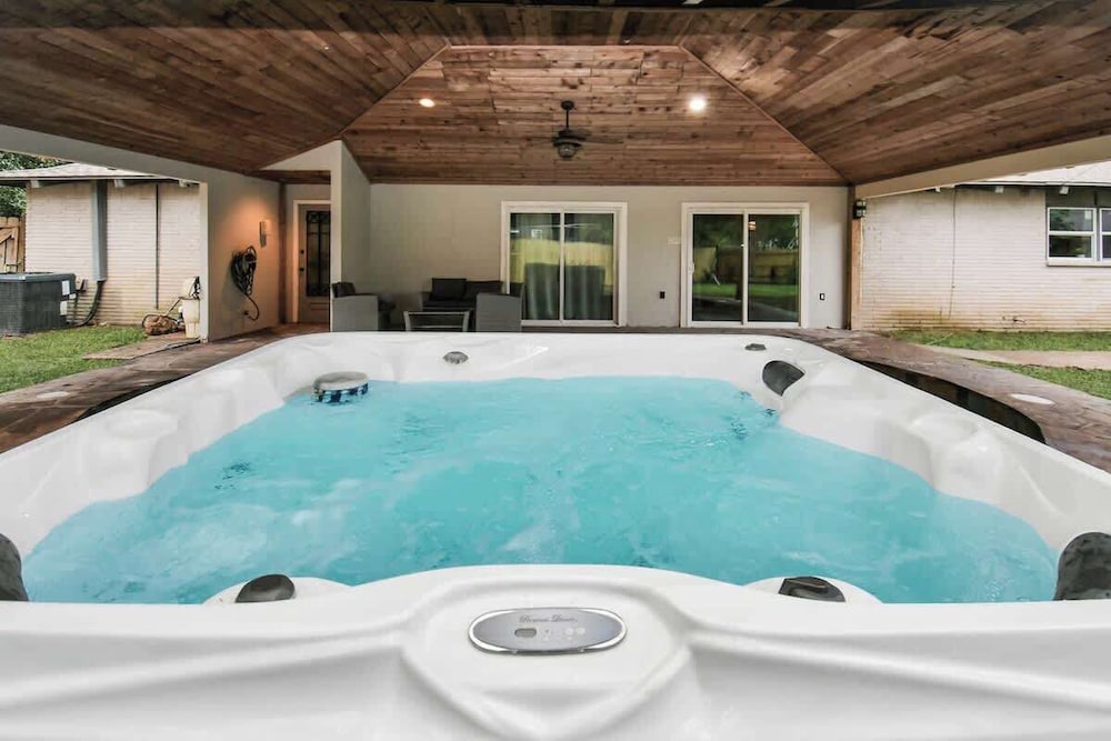 4 BR Luxury Home in Friendswood