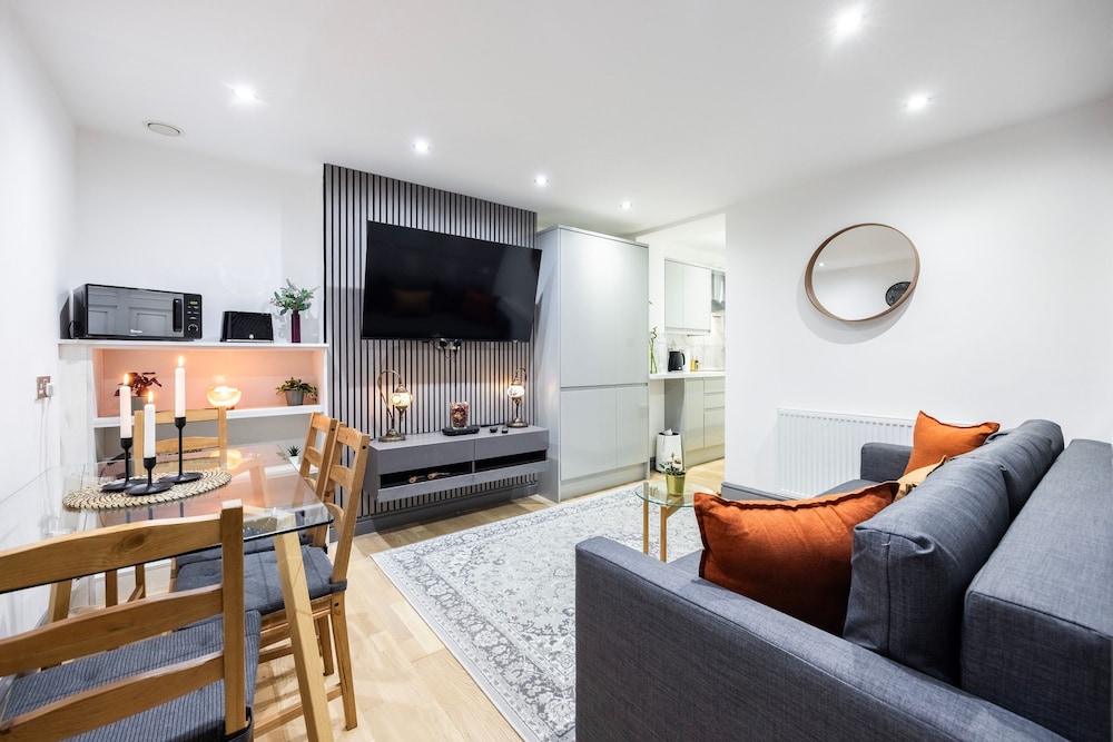 3 Bedroom Apartment by River Thames