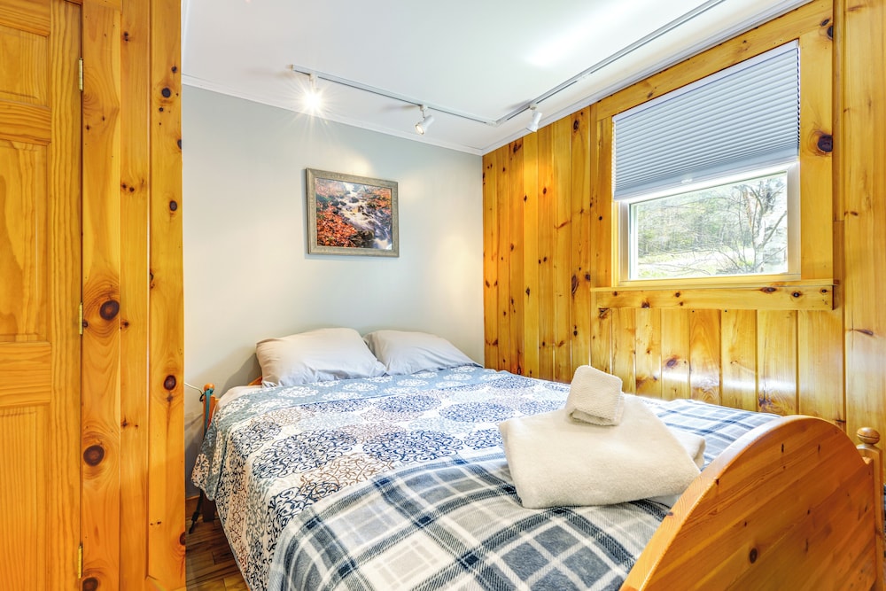 2 Mi to Mt Snow: Warm & Cozy Family Winter Retreat