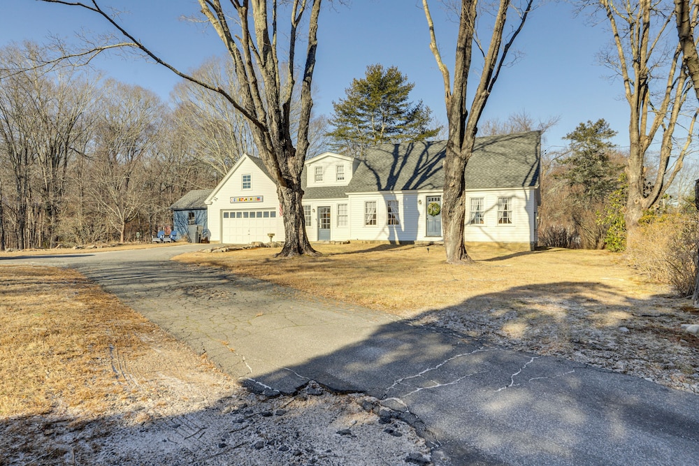 3 Mi to Dtwn: Mystic Getaway w/ Deck & Grill!