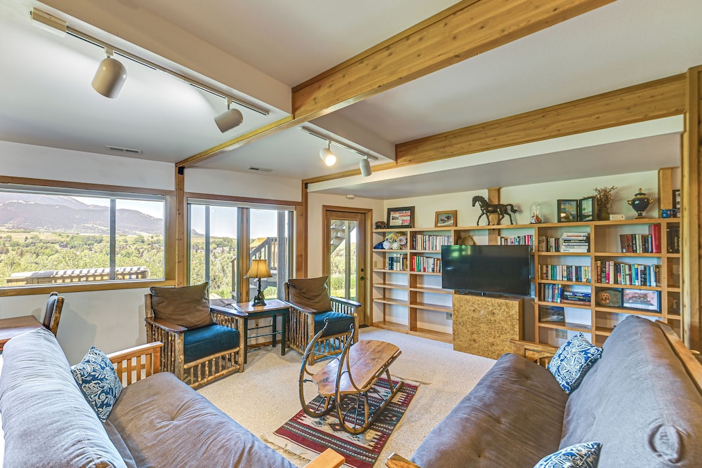 1 Mi to Dtwn Red Lodge: Mtn-view Cabin Getaway