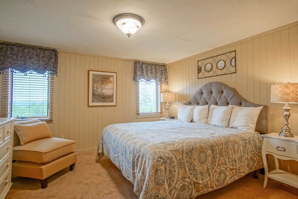 Powderidge #14: 2 Bedrooms, 2.5 Bath: Slope Side, Wood Fireplace